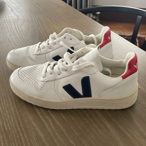 Veja V-10 Leather Women’s Sneaker. Excellent condition. White leather. Size 6.